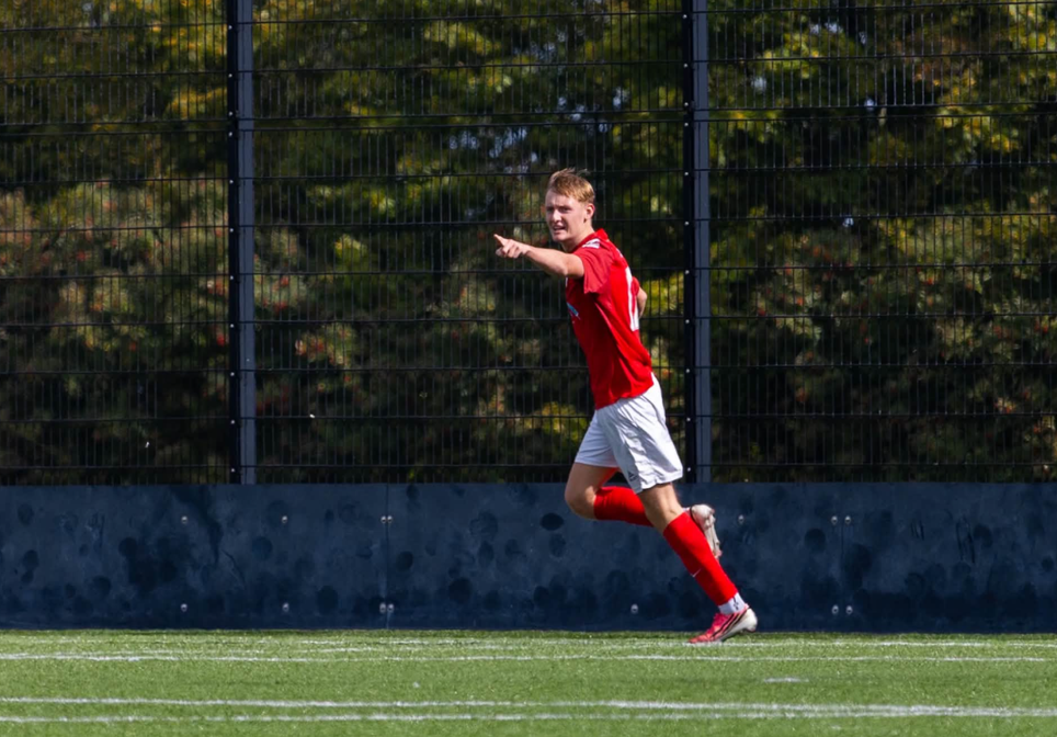 Mikkel Uhrbrand stod for assisten til sin bror Mikkels scoring til 3-0. Foto: Jonas Larsen