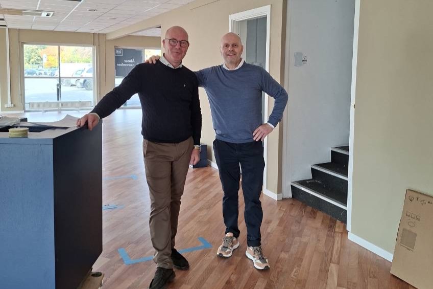Anders Olsen og Ken Jensen er godt i gang med at gøre lokalet klar til åbning 12. november. Foto: Privat