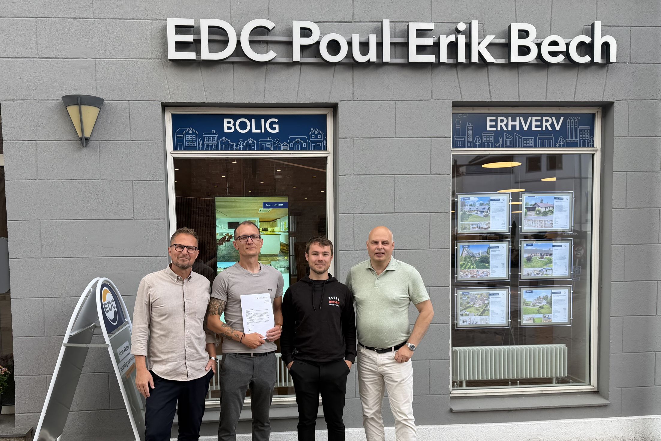 EDCs Ken Fischer (t.v.) og Thomas Pedersen (th) overrakte de 50.000 kroner til BROENS formans Mads Lundberg Mikkelsen. Foto: Presse