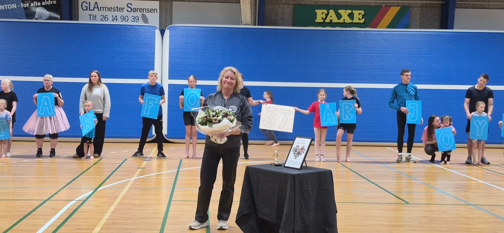 Gymnaster bag Joy Sørensen havde hver et bogstav, der dannede sætningen "Tak for 37 år Joy". Foto: Privat
