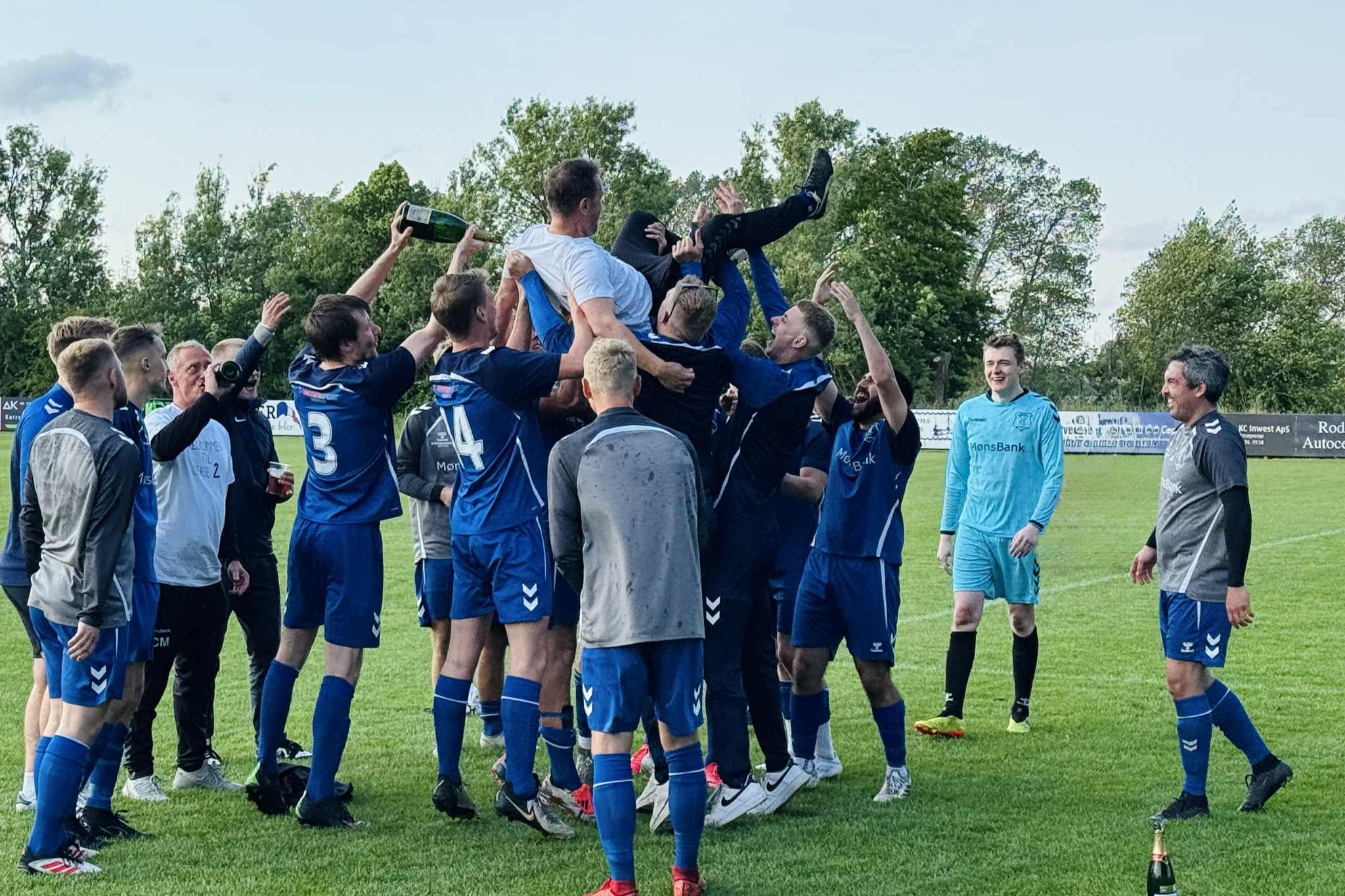 Assistenttræner Jakob Fromberg får den obligatoriske lufttur af Karrebæk-spillerne. Foto: Nicolas Ilnov