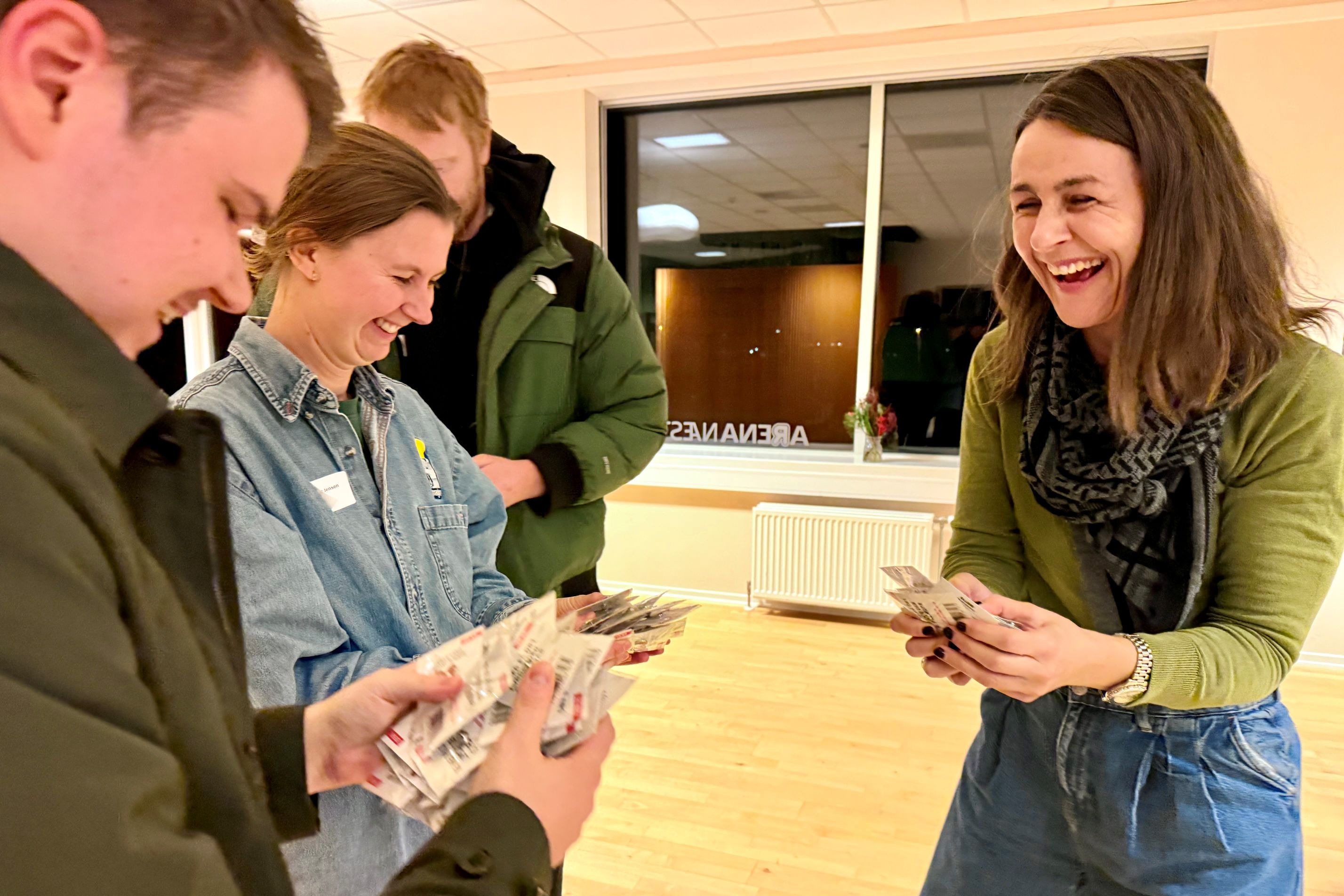 Alex Lau og Simone Kiær Jensen fra Individ fik et godt grin sammen med Michelle Opiolo (th) fra House of mind, body and soul. Foto: Næstved Kommune