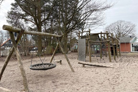 Flere legeredskaber på Rønnebæk Skole står foran reparationer eller udskiftning i 2026. Gyngestativet og klatrestativet her skal blandt andet udskiftes.