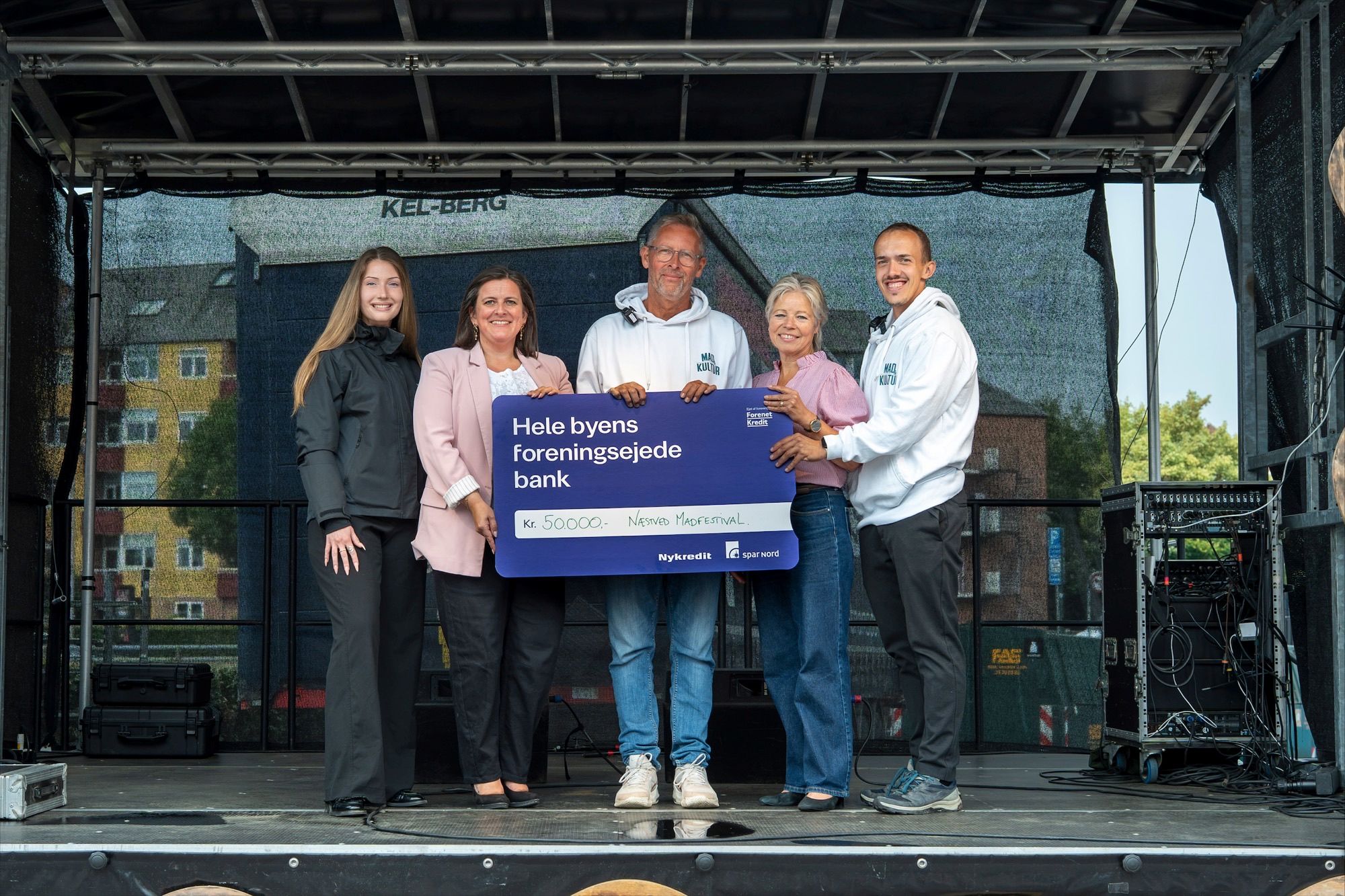 Donationen til Næstved Madfestival blev modtaget af Kristian Andersen (i midten). Foto: René Kongsgaard