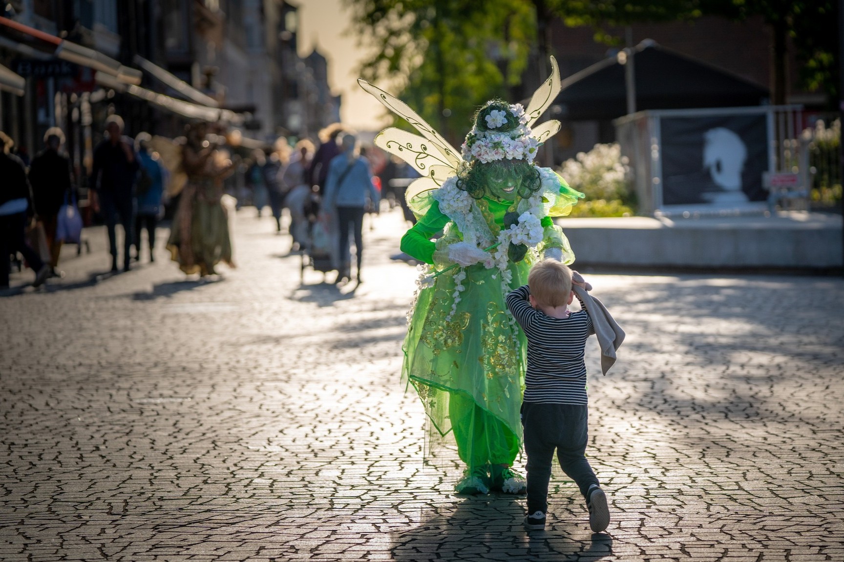 Der er magi, stunt og feen Flora i gaderne, når Næstved City byder på Magi i bymidten. Foto: Næstved City