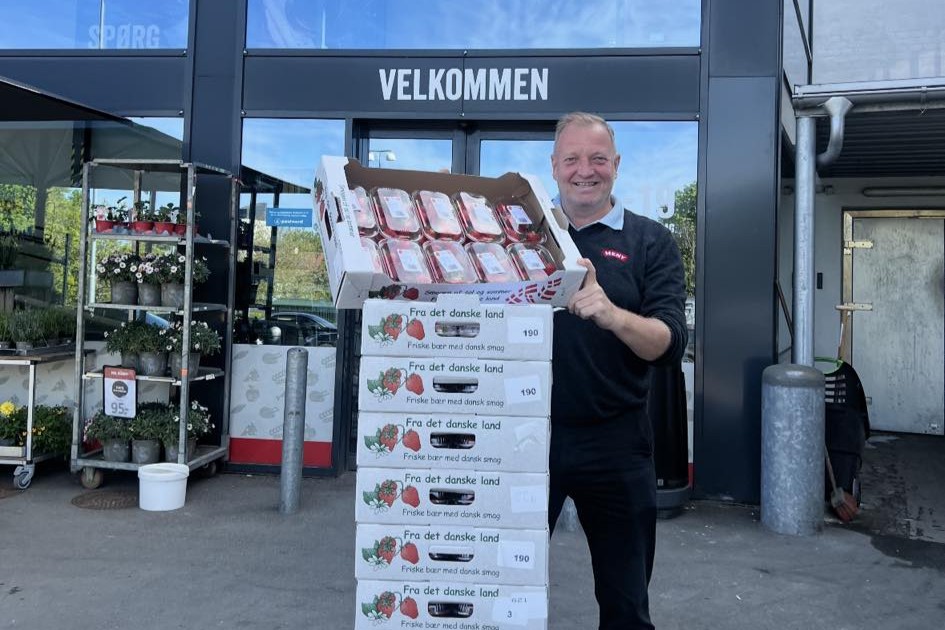 Købmand Lars Christensen har varerne klar.