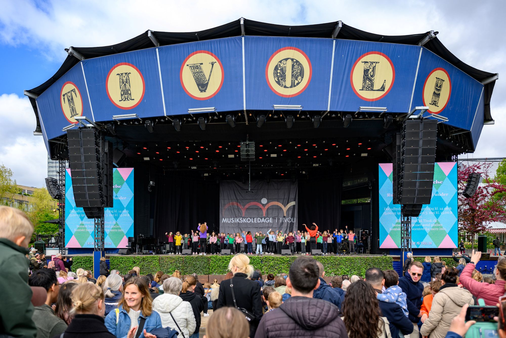 Det er en stor oplevelse for eleverne at stå på Tivolis scene. Foto: Presse