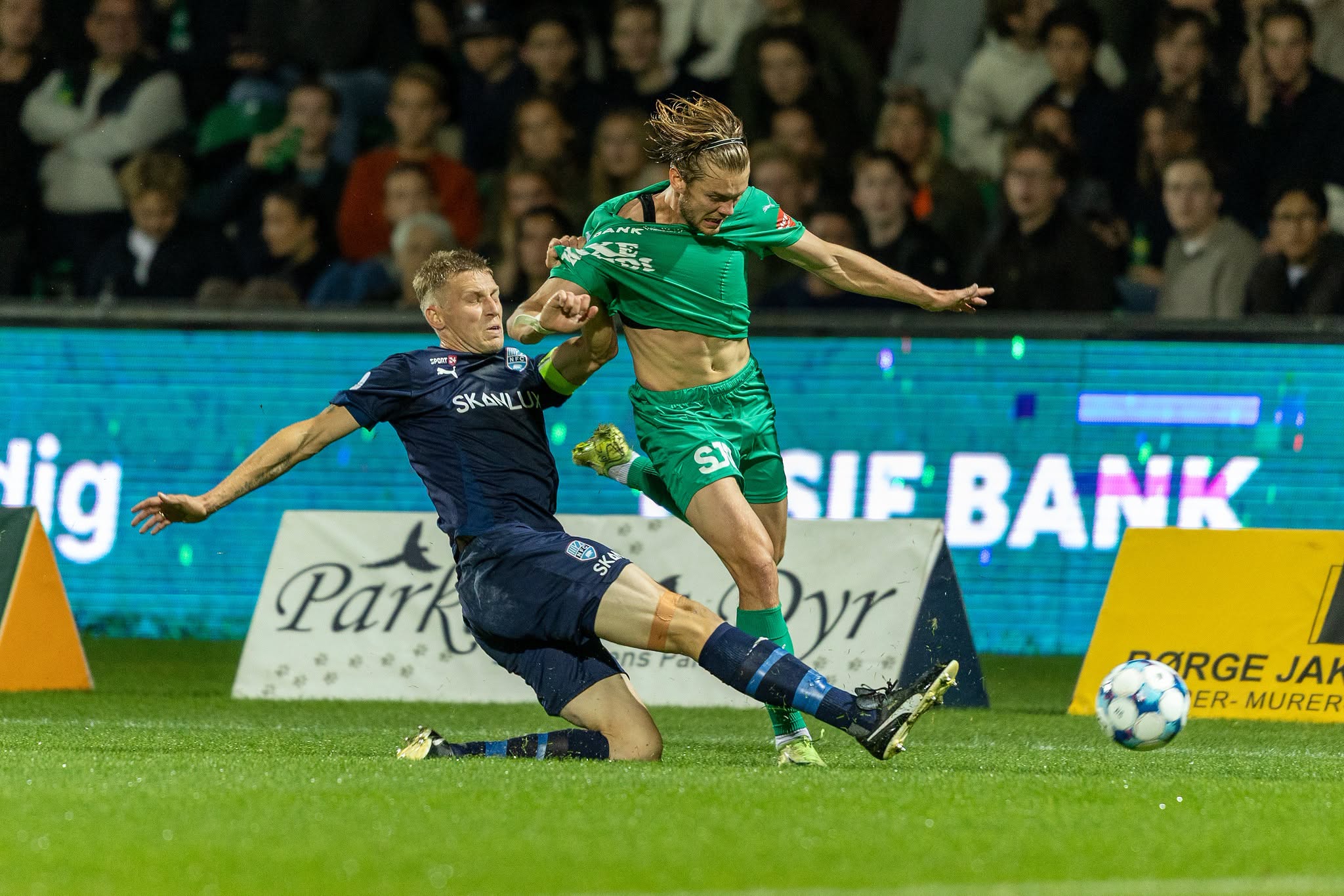 Storm Hollensted forsøger at glide forbi NFC's anfører Kasper Jensen. Foto: Næstved Boldklub
