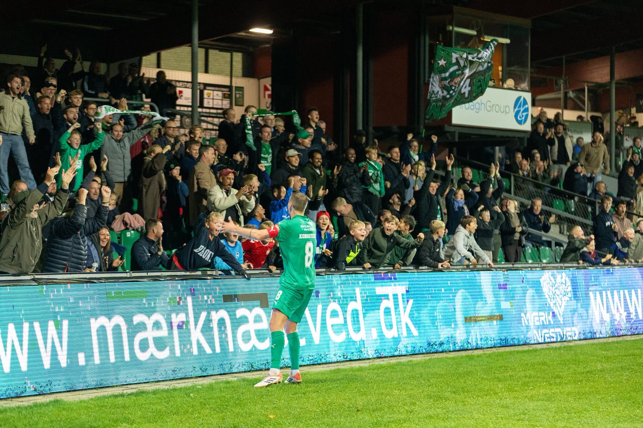 Næstved-anfører Mark Kongstedt fejrer 1-1-scoringen med hjemmepublikum. Foto: Næstved Boldklub