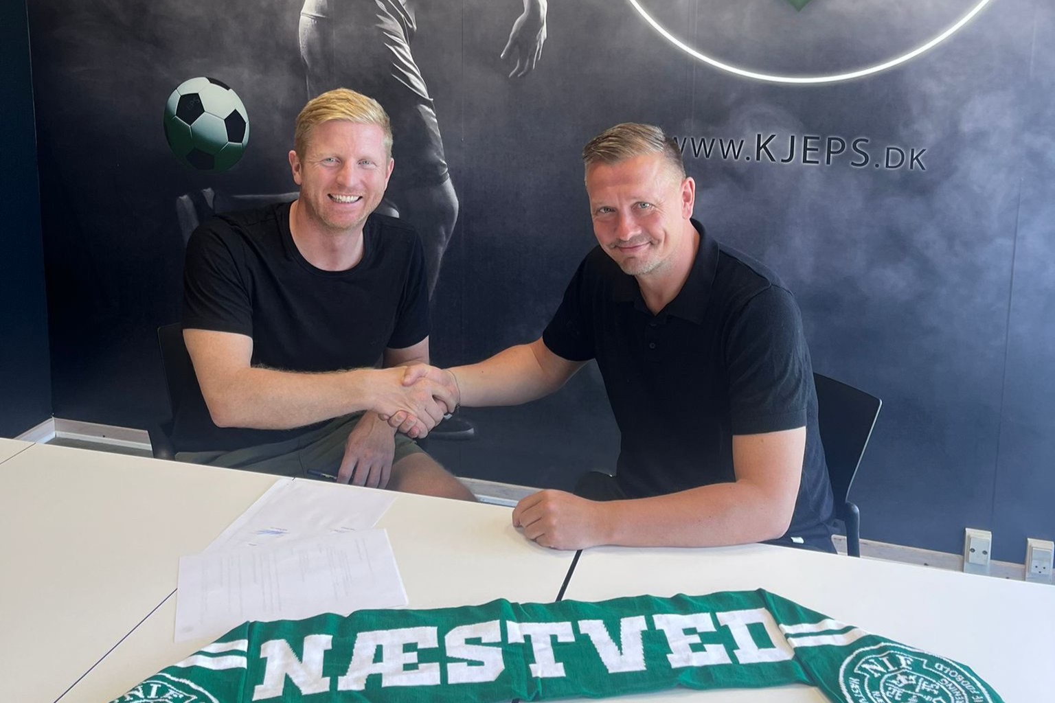 Næstveds sportschef Peter Dinesen, der her siger velkommen til cheftræner Sune Jensen (t.v.) i sommeren 2025, har fået nyt job i Kolding IF. Foto: Næstved Boldklub