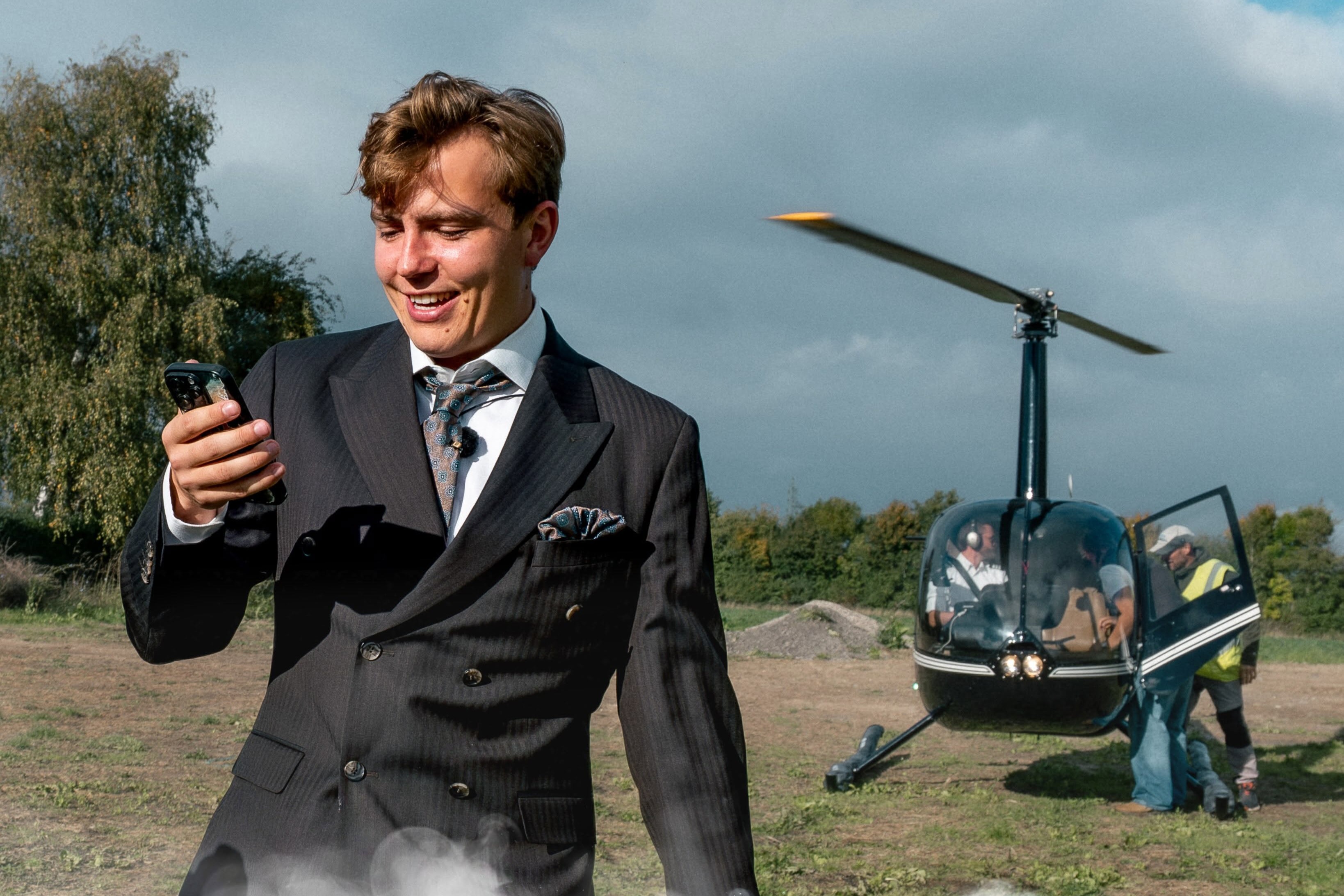 Rasmus Søndergaard landede ved Gavnø Slot i helikopter søndag og sender live fra slottet de næste mange dage. Foto: Privat