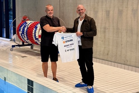 Bo Røse Christiansen er ny fuldtidstræner i Næstved Svømmeklub og bydes her velkommen af formand Nikolaj Nissen. Foto: Presse