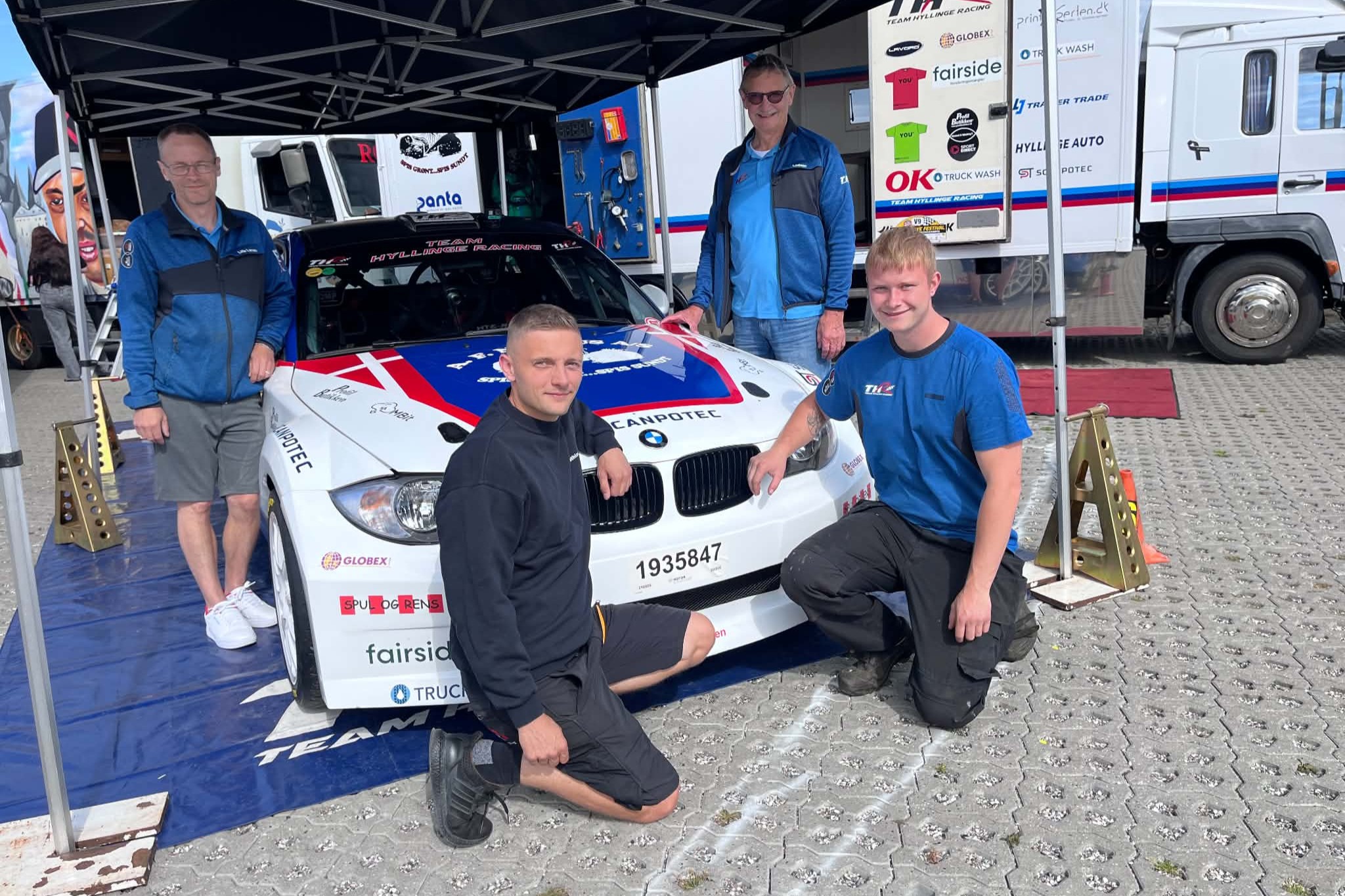 Brian Larsen (bagerst til venstre) og John Frederiksen (bagerst til højre) med serviceteamet og den brølstærke "Etter". Foto: Allan Post