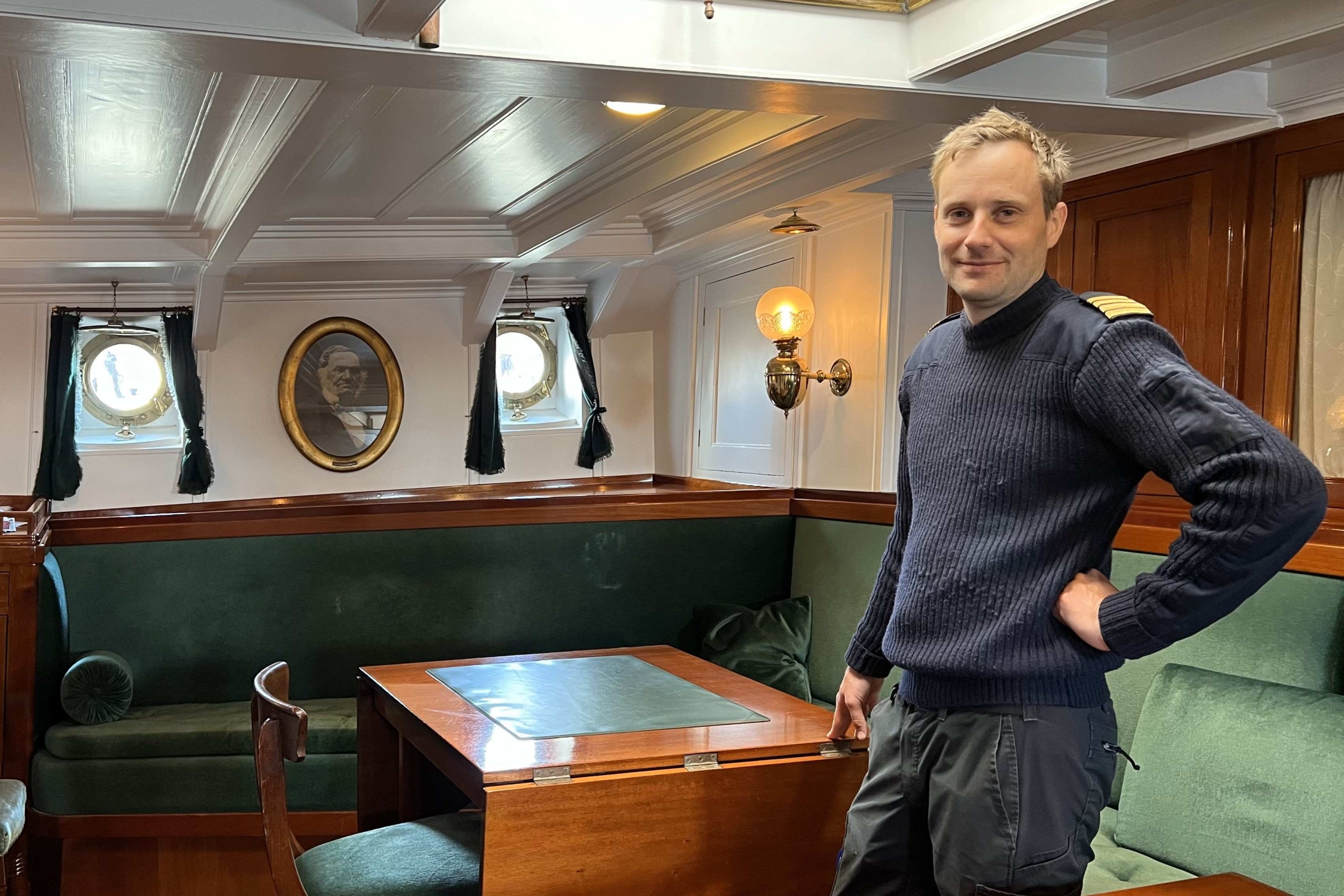 Jesper Amholt har selv været elev på Georg Stage – nu er han kaptajn på skoleskibet.